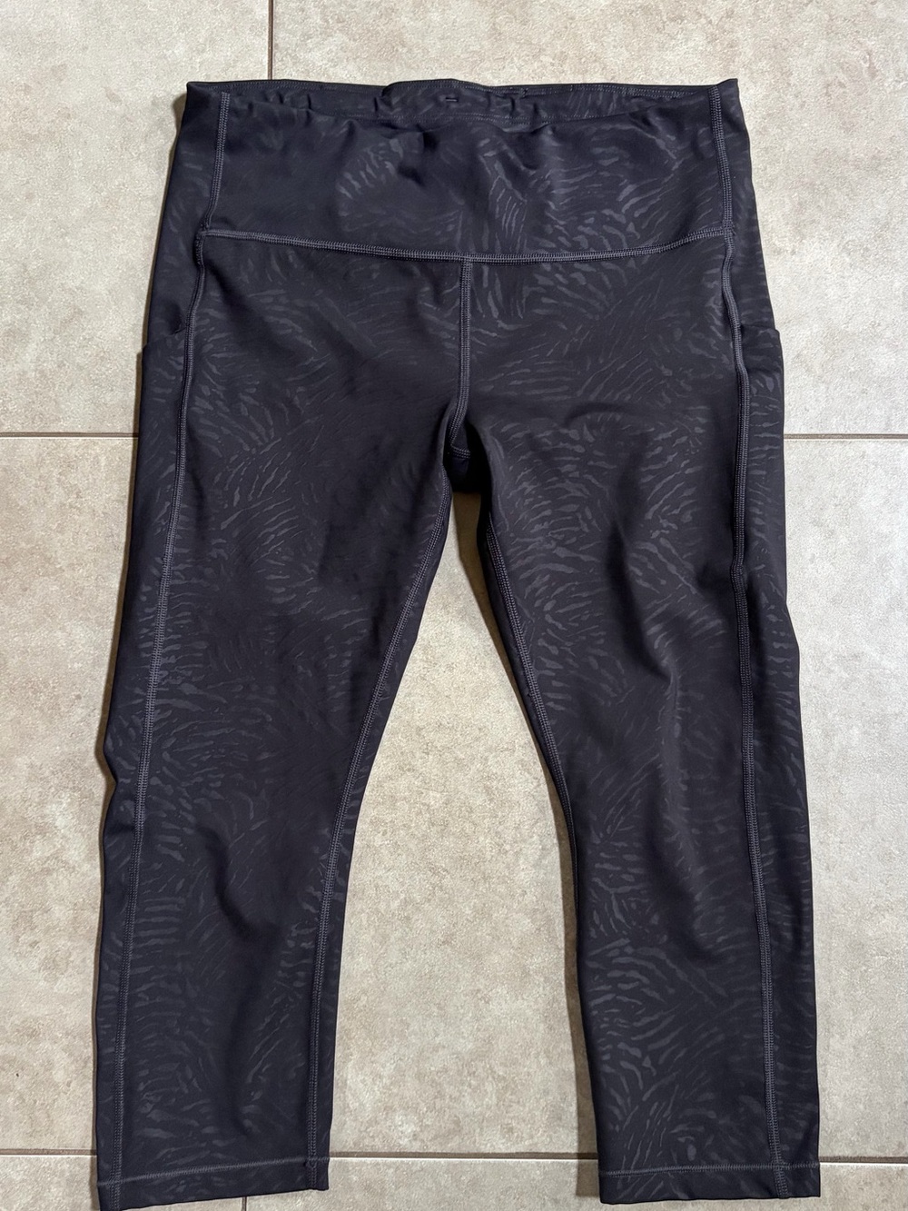 ATHLETA Black Embossed Ultimate Stash Pocket Capri Size Large